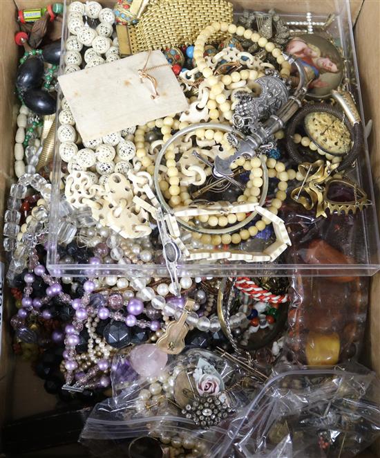 A quantity of assorted costume jewellery.